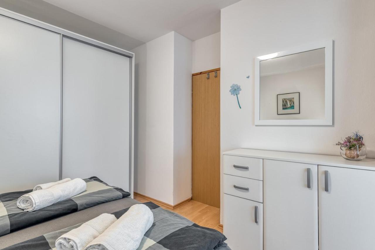 Apartment Lucijan Porec Exterior photo