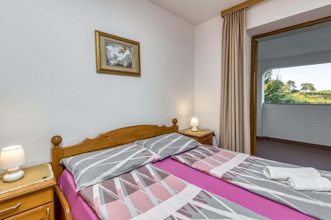 Apartment Lucijan Porec Exterior photo